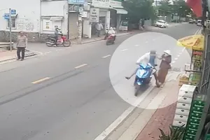 Đi xe tay ga trộm 3 thùng bia, bị nữ chủ quán giằng, rớt lại 2 thùng