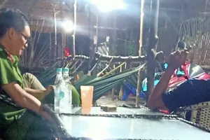 Người đàn ông chết bất thường trên võng ở quán nước gần sân bóng