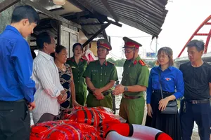 ‘Hiệp sĩ đường sông’ ông Ba Chúc được cảnh sát tặng 30 phao cứu sinh