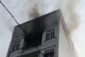 Cháy nhà bốn tầng ở Bà Điểm, người dân hoảng loạn