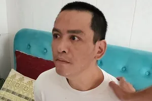 Bị giật dây chuyền khi chờ đèn đỏ, thanh niên truy đuổi tông ngã tên cướp