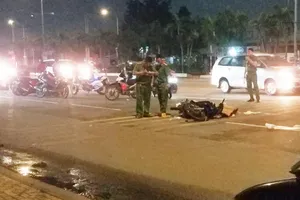 Va chạm với xe tải, người đàn ông tử vong trong mưa