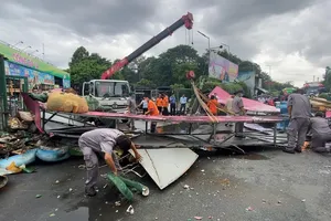 Cổng chào cao 5m ở Đầm Sen đổ sập trong gió lớn