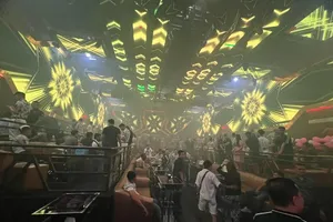 36 dân chơi phê pha trong Bar New Club