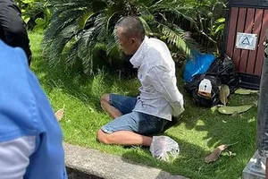 Người đàn ông cầm dao đâm loạn xạ 3 người đi đường