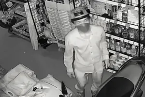 Trộm đột nhập vào nhà lấy một đôi dép, một cái nón và chiếc xe máy