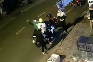 Chặn đường, đánh người, xịt hơi cay để cướp xe ở Tân Phú
