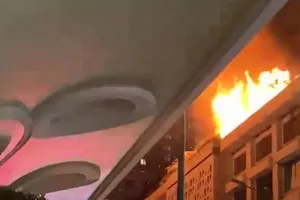 Cháy nổ dữ dội tòa nhà năm tầng gần phố đi bộ Nguyễn Huệ