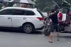 Người đàn ông cầm mã tấu chém xe ba gác trên đường