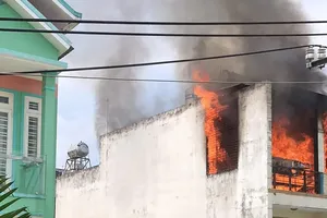 Cháy nổ ở nhà dân, hàng xóm ôm heo đất tháo chạy