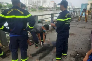 Người đàn ông ngoài 50 tuổi nhảy cầu Kênh Tẻ xuống sông