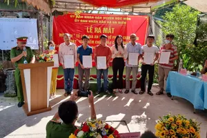 Một nhà có cháy, hàng xóm ngay lập tức chạy cứu