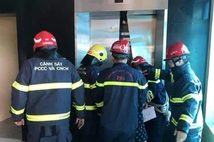 9 người kẹt thang máy, 5 người nhập viện