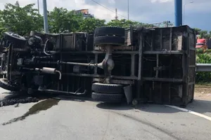 Mất phanh, xe tải cẩu lật ngang trên Quốc lộ 1