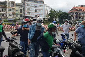 Tạm giữ ông xe ôm giả GrabBike cướp cạn ở Bến xe Miền Tây