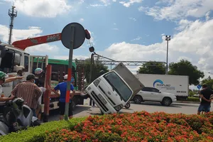 Tài xế thoát chết thần kỳ sau khi bị container tông lật xe tải