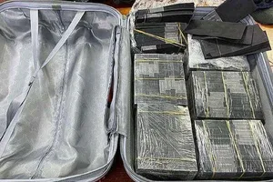 Phát hiện 1 triệu đô bị nhuộm đen nghi vận chuyển ra nước ngoài