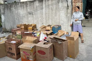 2 người buôn bán, vận chuyển thuốc lá lậu bị công an bắt