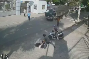 Nữ sinh bị cướp giật quật ngã ra đường trước cổng trường cấp 3