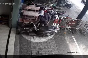 Hai thanh niên phối hợp trộm xe ngay gần trụ sở Công an phường