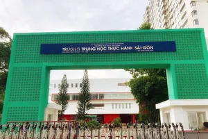 Mái che sân trường đổ sập lúc học sinh đang học
