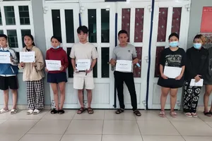 Bắt 8 người trong đường dây giả ngân hàng cho vay lãi suất 0 đồng