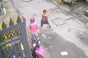 Dân tố 1 bảo vệ dân phố đánh bằng gậy ba trắc sơn đỏ trắng