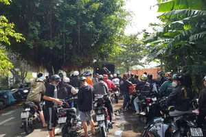 Cảnh sát huy động nhiều ô tô đưa cả trăm xe cọp, xe độ chế về trụ sở