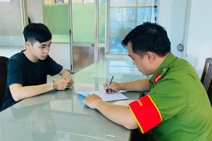 Cướp giật iPhone của du khách, hai thanh niên bị bắt sau 1 ngày