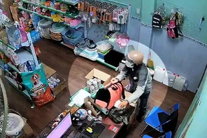 Người đàn ông dàn cảnh mua hàng, trộm tiền trong nháy mắt