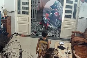 Thanh niên liều lĩnh lấy trộm xe ngay gần chủ nhà đang xem tivi