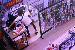 Đôi vợ chồng dẫn theo con nhỏ dàn cảnh trộm iPhone bị bắt