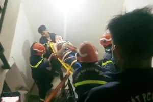 Người phụ nữ rơi từ lầu 3 xuống mái tole tầng 1 được cảnh sát đưa xuống