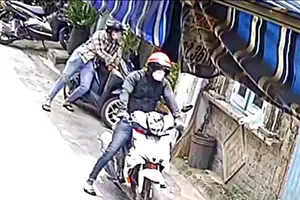 Trộm lấy xe ngay cửa nhà, hàng xóm coi camera phát hiện nhưng đã muộn
