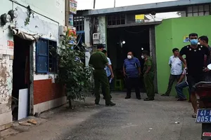 Con đi học về thấy bố mẹ nằm trên vũng máu, tử vong