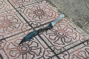 Cảnh sát lặn tìm 1 cây mã tấu dưới kênh Nhiêu Lộc – Thị Nghè