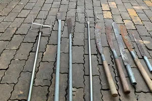 27 thanh thiếu niên cầm dao phóng lợn, mã tấu… rượt đuổi nhau bị bắt