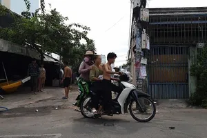 Người đàn ông cầm dao, gậy sắt rượt đánh nhiều người trên đường