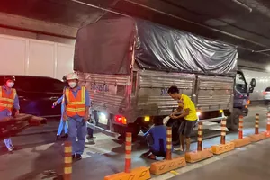 Xe tải nổ lốp sau khi đang chạy trong đường hầm sông Sài Gòn