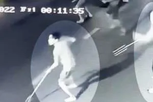 Quản lý các tiếp viên karaoke cầm hung khí từ Đồng Nai lên TP.HCM chém người