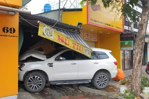 Ô tô vừa rời khách sạn thì lao vào nhà dân, tông tông sập tường