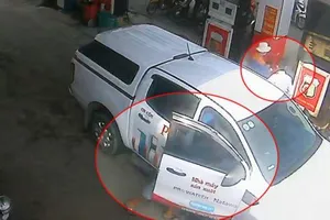 Camera ghi cảnh trộm táo tợn mở cửa ô tô, lấy điện thoại, tiền ở ghế lái