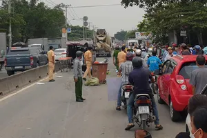 1 cán bộ Công an tỉnh Long An đi học bị xe trộn bê tông cán tử vong