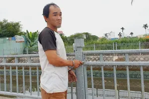 Công an đóng giả người câu cá bắt trộm lan can bờ kênh