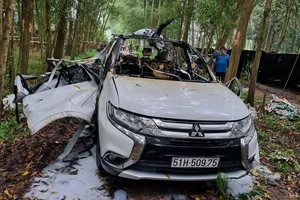 Xe ô tô bất ngờ phát nổ, tài xế mắc kẹt bên trong