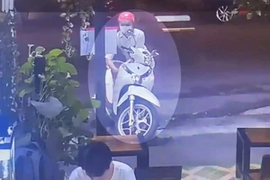 Thanh niên bẻ khóa trộm xe SH, chủ ngồi cách đó gần 2 mét không hay biết