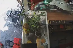 Nữ sinh bị người mặc đồ xe ôm công nghệ trộm điện thoại trong 10 giây