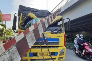 Xe tải tông sập thanh giới hạn chiều cao cầu Nước Lên