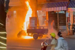 Cháy xe ba gác máy ở quận 11, tổ liên gia dập trong ít phút