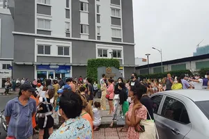 Cháy chung cư đường Kinh Dương Vương, hàng trăm cư dân bỏ chạy